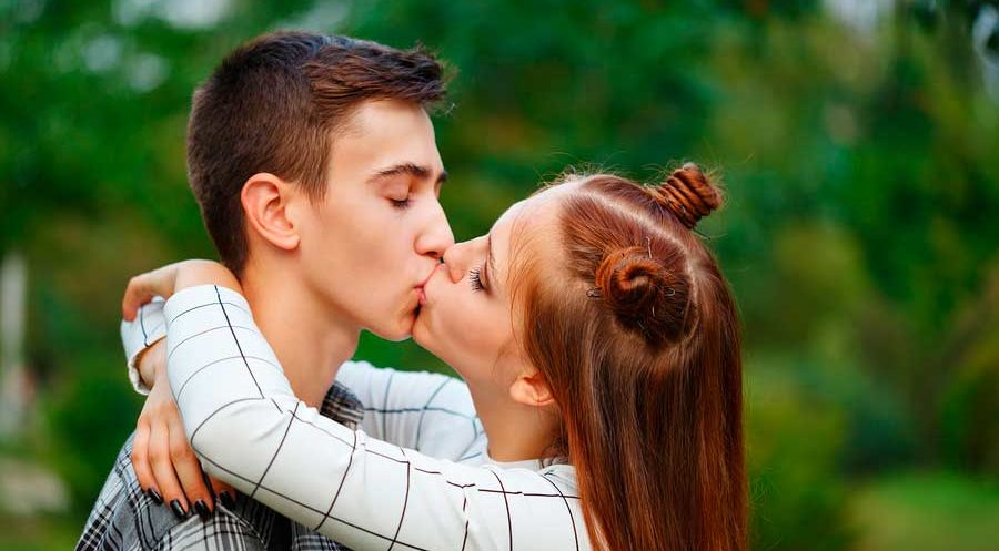 Pareja Adolescente Besa