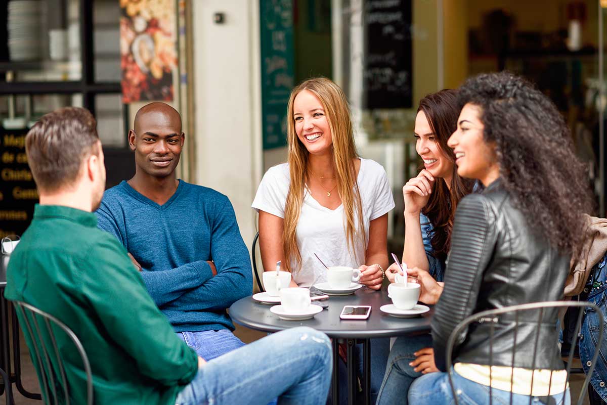 Cómo decirle a una persona que es especial para ti 4 Persona expresando sus emociones con tranquilidad