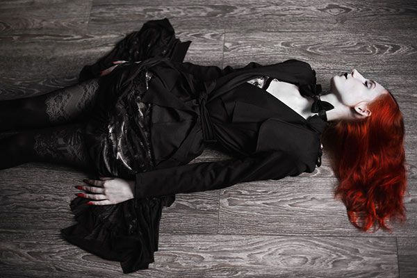 mujer-vampiro-tumbada-suelo