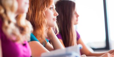 Alumnos Atentos En Clase